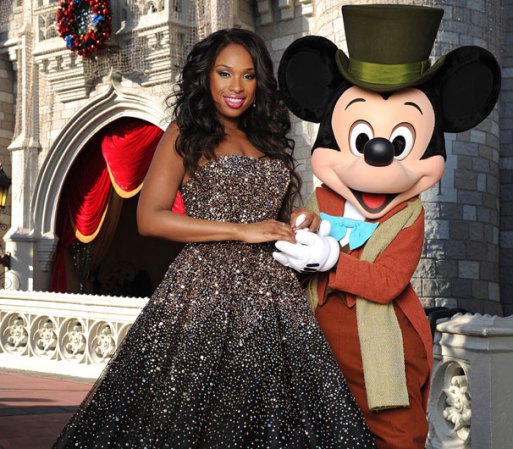 Jennifer Hudson, actriz y cantante estadounidense es ganadora del premio Oscar y del Grammy. En la reciente premiación de los Grammy en 2012 interpretó la canción, "I will always Love You" de Whitney Houston, en su homenaje, tras su muerte repentina en un hotel de Los Angeles.