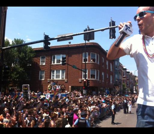Se estima que unas 850,000 personas asistieron al Desfile de Orgullo Gay 2012 de Chicago, haciéndolo el más concurrido de sus 42 años de historia.
