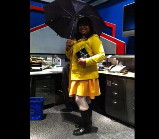 Sylvia Ortiz, coordinadora de noticias de Telemundo Chicago, está salada, pero porque se ha vestido de la muñequita de la sal Morton.