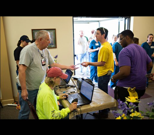Voluntarios en Arkansas se movilizaron para brindar ayuda a los más afectados.