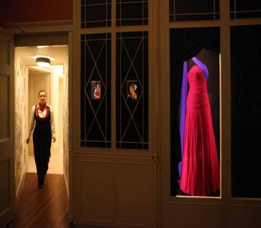 La muestra también incluye un elegante vestido de cóctel, de seda negra, diseñado por Gianni Versace, que la princesa llevó a la premier de la película "Apollo 13" en Londres.