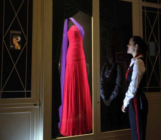 La exposición permite profundizar en "la infancia aislada de la Reina en el palacio de Kensington".