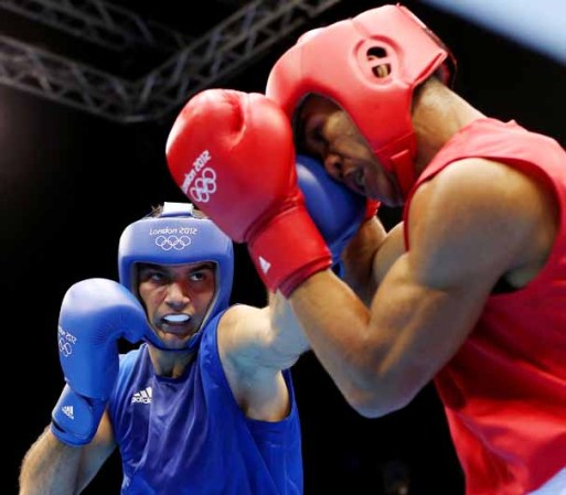 DIA 1: José Espinoza Mena, de Venezuela (der.) se enfrenta a Zoltan Harcsa, de Hungría, en boxeo.