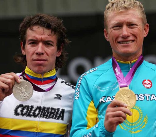 DIA 1: Rigoberto Uran de Colombia, quien ganó segundo lugar, y el medallista de oro Alexandr Vinokurovde Kazajastán, celebran su victoria en ciclismo.