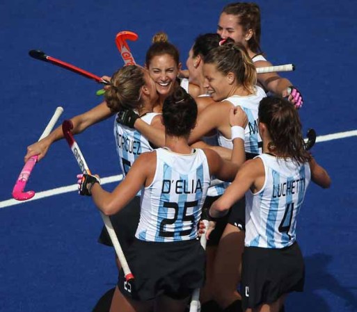 DIA 2: Luciana Aymar de Argentina celebra el cuarto gol de su equipo en el torneo de Hockey que disputaron con Sudáfrica y en el que ganaron 7-1.