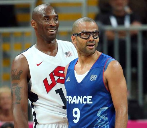 DIA 2: Kobe Bryant, el número 10 del "Dream Team" de Estados Unidos y Tony Parker, número 9 del equipo francés durante el partido de baloncesto en el que el equipo de las rayas y las estrellas se impuso 98-71.