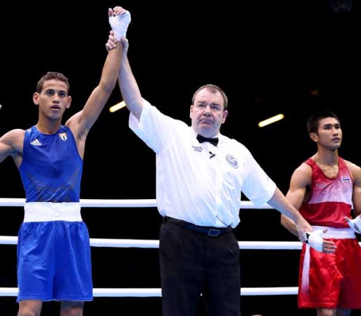 Robeisy Ramirez Carrazana, de Cuba, celebra su victoria sobre Chatchai Butdee, de Tailandia.