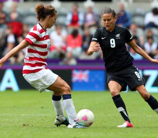 DIA 7: Lauren Cheney, de Estados Unidos, le cierra el paso a Amber Hearn, de Nueva Zelanda, durante el partido que enfrentaron ambos países.