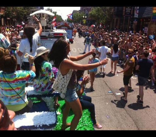 Se estima que unas 850,000 personas asistieron al Desfile de Orgullo Gay 2012 de Chicago, haciéndolo el más concurrido de sus 42 años de historia.