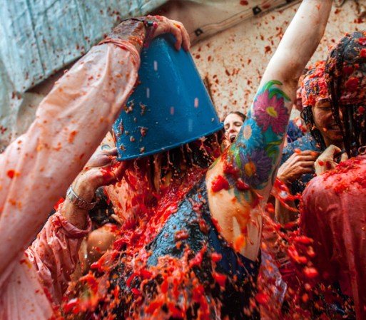 Como contrapunto a la "Tomatina", hoy en la ciudad de Córdoba, en el sur de España, festejaron en un mercado su "antitomatina" en la que se pusieron a la venta tomates de la zona al módico precio de 66 centavos de dólar.<br />Fuente: EFE