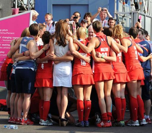 Aquí, Kate acudió a apoyar a las chicas del equipo femenil británico de hockey.