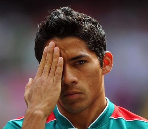 Javier Aquino de Mexico decidido a llevarse el triunfo para su equipo.
