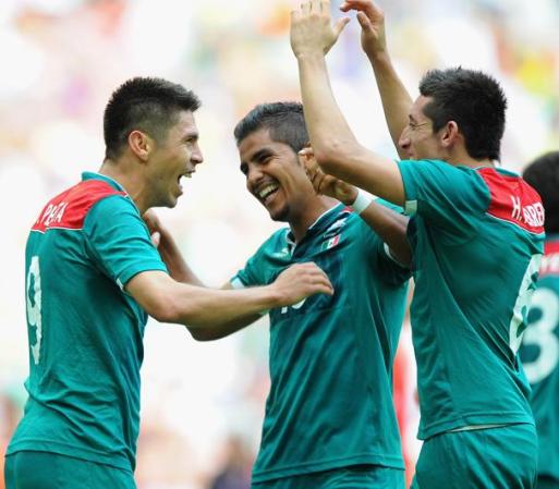 Oribe Peralta, de México, celebra con sus compañeros después del primer gol que anota para su equipo.