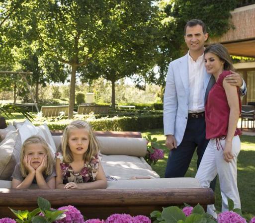 MADRID, SPAIN - SEPTEMBER 15: In this handout photo provided by the Royal Press Department, Princess Letizia of Spain, Prince Felipe of Spain and their children, Princesses Leonor and Sofia pose at Zarzuela Palace on September 15, 2012 in Madrid, Spain. Princess Letizia of Spain celebrates her 40th birthday today. (Photo by Cristina Garc�a Rodero/Royal Press Department via Getty Images)