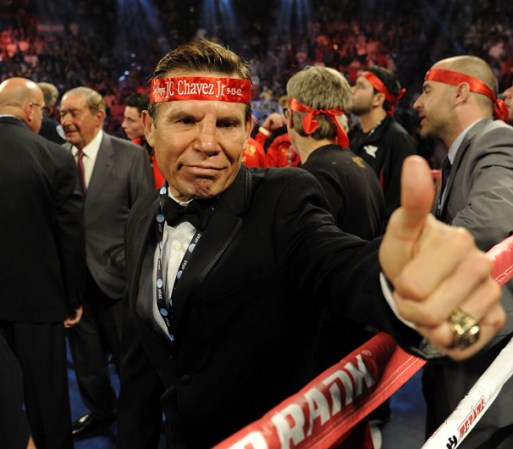 Julio César Chavez, quien estuvo presente durante el partido, saluda a la gente tras la decisión que le dio el triunfo a Martínez.