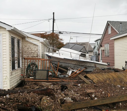 Según Wikipedia, Breezy Point es dirigida por una cooperativa que se encarga de cobrar cuotas para mantenerla privada.