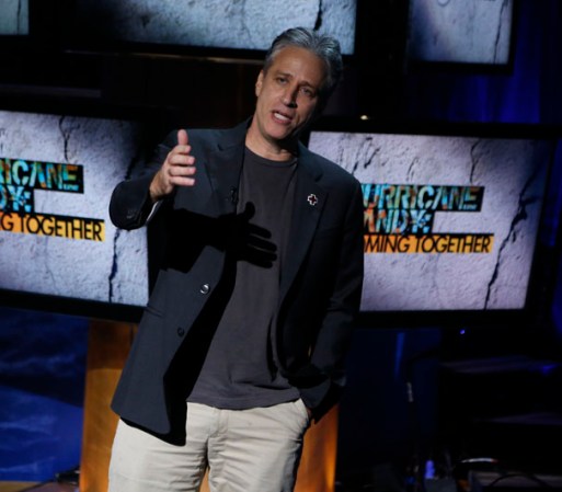 NBC Universal invitó a otras cadenas para que transmitieran por televisión el acontecimiento, pero no todas aceptaron. En esta imagen se ve al comediante Jon Stuart quien pidió ayuda para las víctimas.