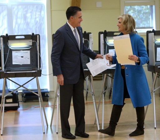 El candidato presidencial republicano, Mitt Romney, y su esposa, Ann, acudieron a votar en Balmont, Massachusetts.