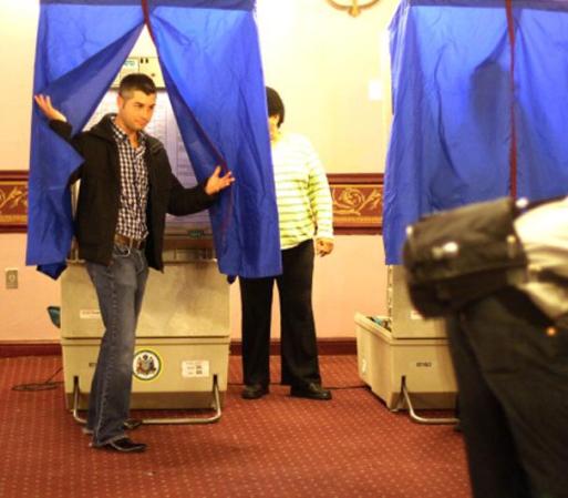 Entre los sitios que se montaron para que la gente vote, hay algunos curiosos, como el de esta funeraria en Philadelphia, Pennsylvania.