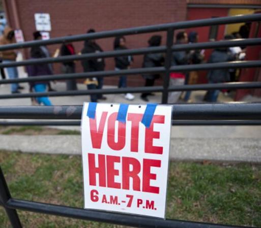 En Kansas City, Missouri, la gente hace filas para votar.