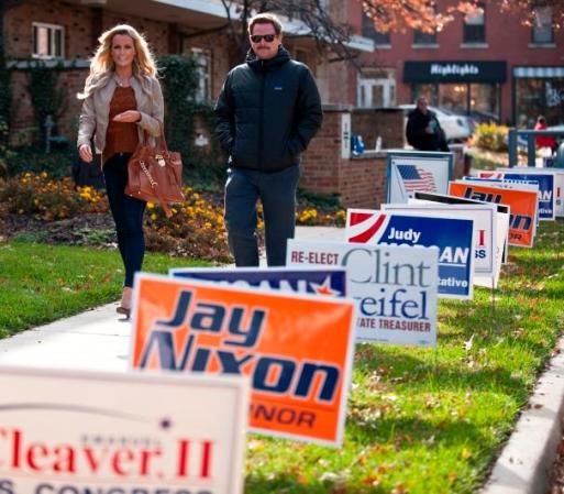 En Kansas City, Missouri, los electores Voters atraviesan una gran cantidad de cartelones de campaña tras emitir su voto en la Iglesia Luterana Immanuel de esta ciudad.