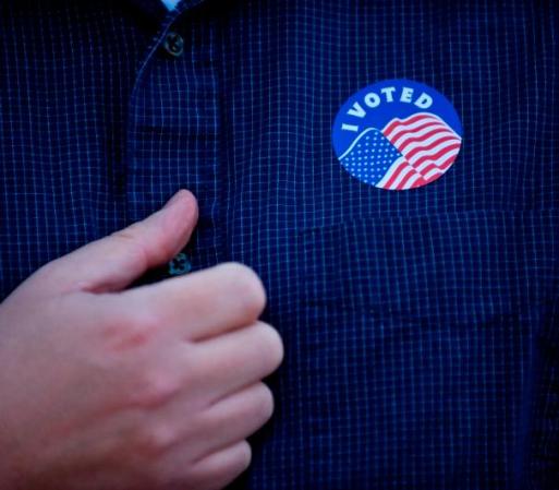 En Kansas City, Missouri, el reverendo Chase Peeples muestra orgullosamente su calcomanía de "Yo Voté"