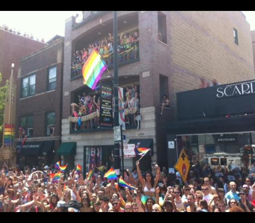 Se estima que unas 850,000 personas asistieron al Desfile de Orgullo Gay 2012 de Chicago, haciéndolo el más concurrido de sus 42 años de historia.