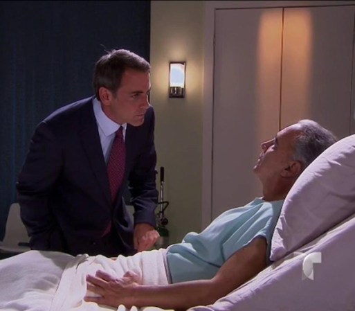 Humberto le reprocha a Vicente la relación que tiene con su madre. La doctora interrumpe, se lleva a Humberto y le dice que los pacientes fueron intoxicados. Humberto piensa en Amanda.
