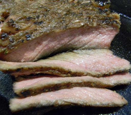 Es importante que el plato en que la sirvas esté caliente, para que éste conserve la temperatura de la comida. El chef Arroyo recomienda usar un plato que puedas llevar al horno o a la parrilla.