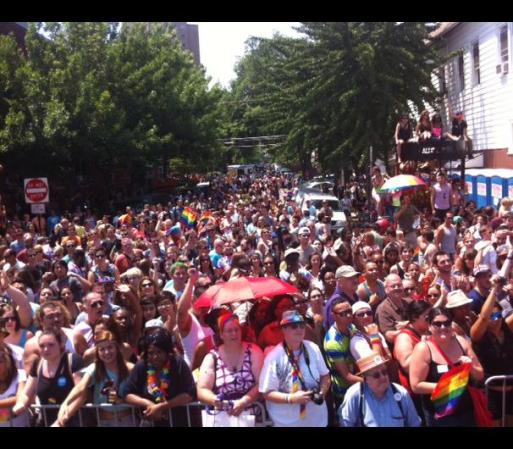 Se estima que unas 850,000 personas asistieron al Desfile de Orgullo Gay 2012 de Chicago, haciéndolo el más concurrido de sus 42 años de historia.