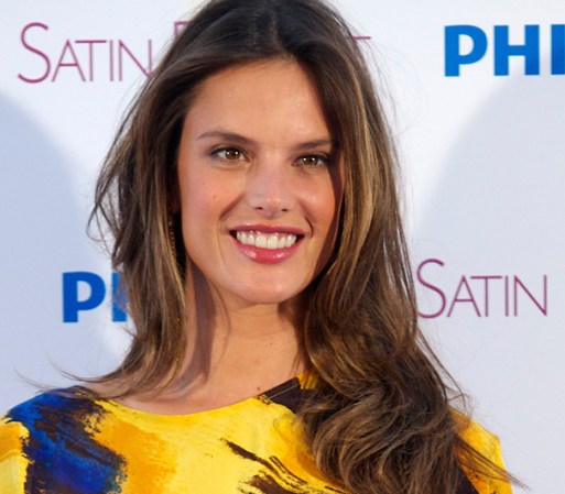 Esta reconocida cara y “angelita” de Victoria’s Secret también tienen su propia línea de ropa.