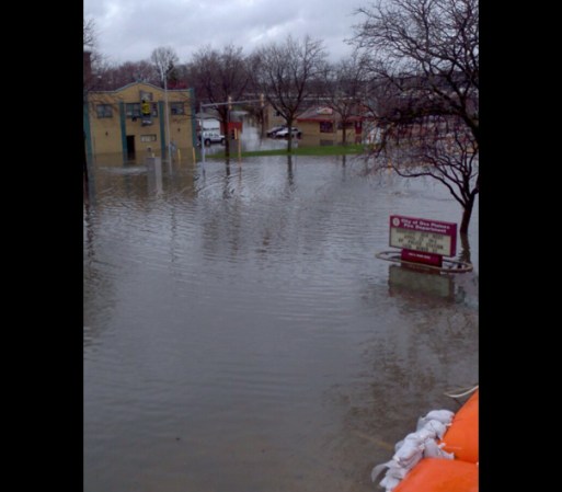 ABRIL 18 - Una poderosa tormenta azotó el área de Chicago y sus alrededores generando profundas inundaciones y otros daños.