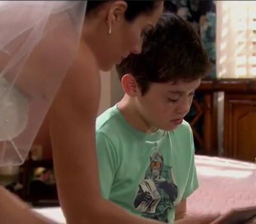 Cuando Willy ve a su madre vestida de novia se pone mal. Ella habla con él y le explica que todo lo está haciendo porque lo ama.