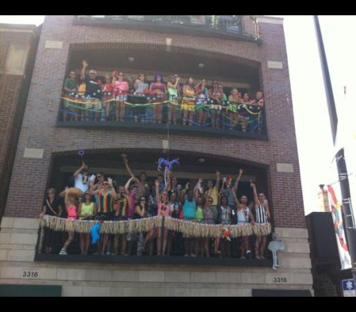 Se estima que unas 850,000 personas asistieron al Desfile de Orgullo Gay 2012 de Chicago, haciéndolo el más concurrido de sus 42 años de historia.