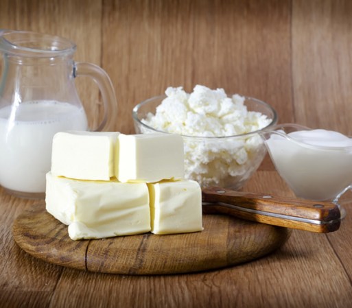 Leche y productos lácteos son las fuentes más comunes de calcio. El calcio es un mineral que el cuerpo necesita para tener huesos y dientes fuertes. Si eres intolerante a la lactosa, asegúrate de obtener suficiente calcio todos los días.
