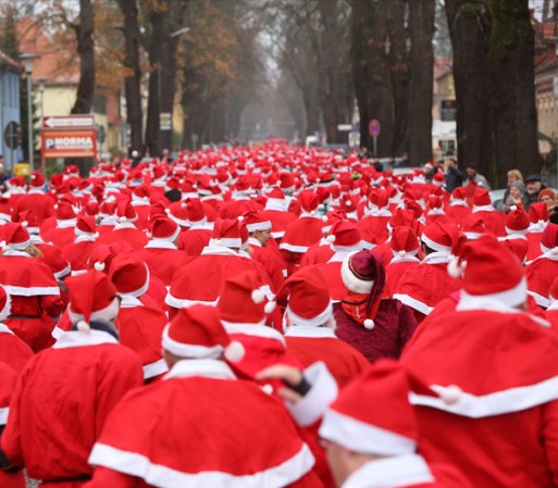 Más de 900 personas, adultos y niños participan en el evento.