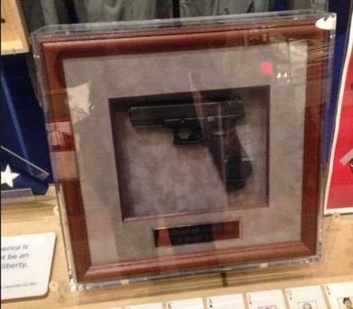 En este museo también se puede apreciar la pistola que tenía el líder Iraquí Saddam Hussein cuando fue capturado por equipos especiales en Diciembre del 2003.