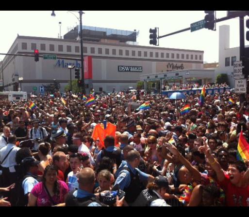 Se estima que unas 850,000 personas asistieron al Desfile de Orgullo Gay 2012 de Chicago, haciéndolo el más concurrido de sus 42 años de historia.