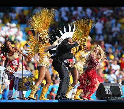 13 DE JULIO, 2014 - Shakira fue la encargada de calentar los motores con su contagioso ritmo de “La, La, La”.