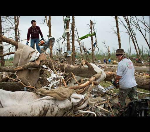 ABRIL 27, 2014 –El caos y la destrucción se apoderaron de varios estados en el centro y sur del país luego que un potente tornado arrasara con todo a su paso.