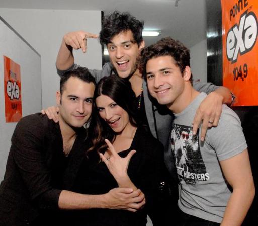 Los integrantes de Reik junto a la cantante italiana Laura Pasuni.