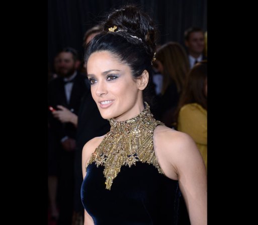Lució radiante portando un vestido de Alexandre McQueen.