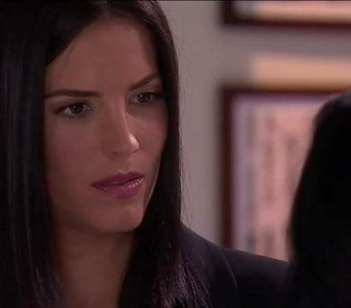 Amanda cuestiona a su madre sobre la venganza de los Cano, le dice que siente que lo de ella es algo personal.