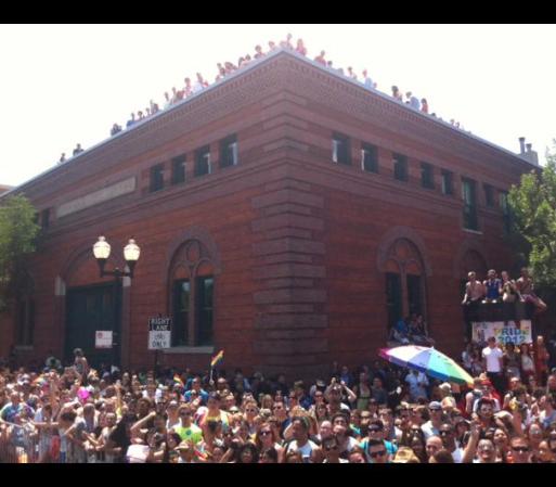 Se estima que unas 850,000 personas asistieron al Desfile de Orgullo Gay 2012 de Chicago, haciéndolo el más concurrido de sus 42 años de historia.