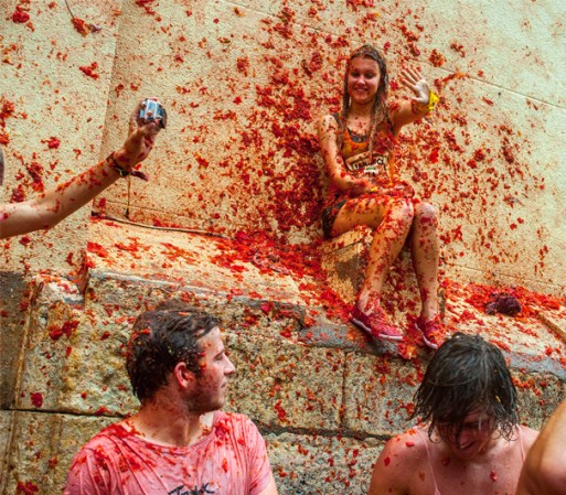 La lluvia, los rayos y los truenos no impidieron que este miércoles, la ciudad de Buñol, en el este de España, se tiñera de rojo en su fiesta más internacional, la Tomatina, una "batalla" de tomates en la que este año por primera vez se ha tenido que pagar para participar.<br />Fuente: EFE