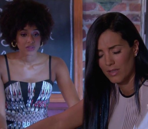 Amanda llega al bar de Mara desesperada buscando a Santiago. Al enterarse que no está habla con Mara y le dice que ya no puede más.