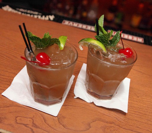 Mai Tai, Polinesia
: esta bebida apareció en la película de Elvis Presley “Blue Hawaii” y desde entonces no puede faltar en los tiki lounges alrededor del mundo. Incluye ron, curaçao de naranja, zumo natural de lima o limón y jarabe de almendra.