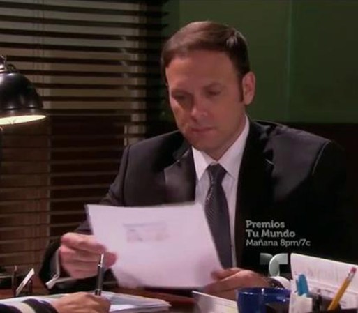 Carlos le pide a Pancho que investigue a Santiago y le entrega una copia de su licencia.