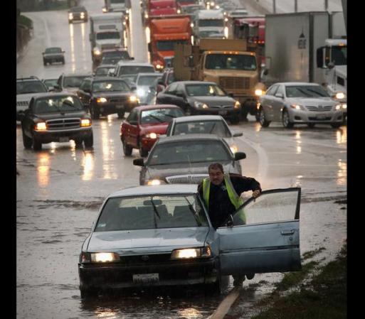 ABRIL 18 - Una poderosa tormenta azotó el área de Chicago y sus alrededores generando profundas inundaciones y otros daños.