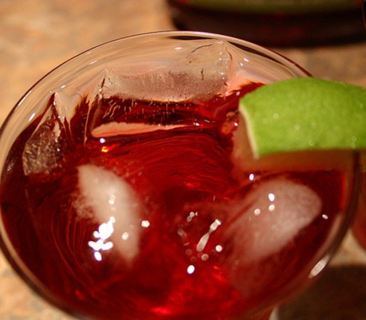 Cape Codder, Massachusetts
: esta bebida recibe el nombre en honor a la península de Massachusetts. Una mezcla de vodka y jugo de arándano (cranberry), que inspiró múltiples variaciones, como el cosmopolitan.